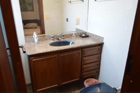 Apartamento à venda com 468m², 4 quartos e 8 vagasBanheiro da Suíte 2