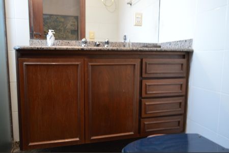 Apartamento à venda com 468m², 4 quartos e 8 vagasBanheiro da Suíte 2