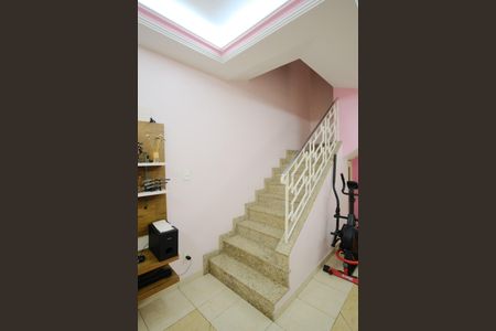 Casa à venda com 140m², 2 quartos e 2 vagasEscada