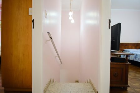 Casa à venda com 140m², 2 quartos e 2 vagasEscada