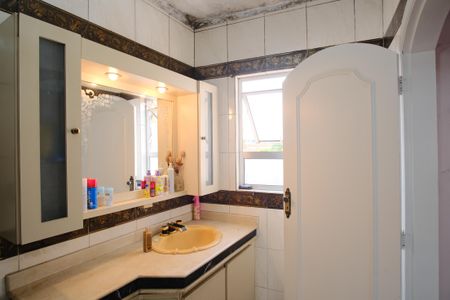 Casa à venda com 140m², 2 quartos e 2 vagasBanheiro