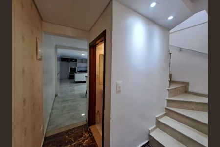 Casa à venda com 200m², 4 quartos e 2 vagas Casa à venda com 200m², 4 quartos e 2 vagasEscada