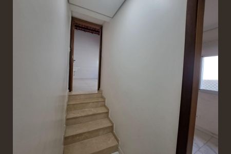 Casa à venda com 200m², 4 quartos e 2 vagas Casa à venda com 200m², 4 quartos e 2 vagasEscada
