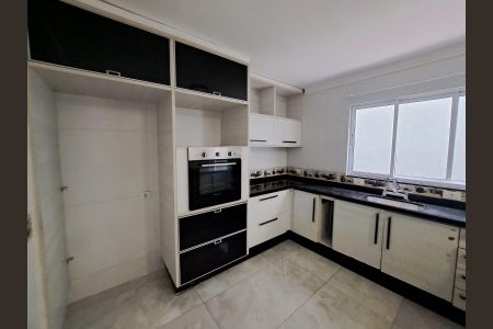 Casa à venda com 200m², 4 quartos e 2 vagas Casa à venda com 200m², 4 quartos e 2 vagasCozinha