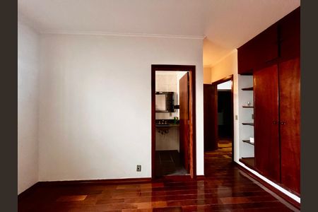 Casa à venda com 300m², 4 quartos e 8 vagasSuíte 4