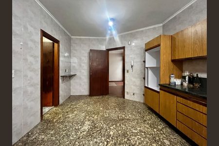 Casa à venda com 300m², 4 quartos e 8 vagasCozinha