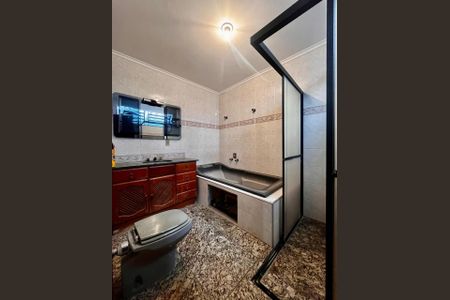 Casa à venda com 300m², 4 quartos e 8 vagasBanheiro da Suíte 5