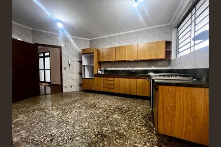 Casa à venda com 300m², 4 quartos e 8 vagasCozinha