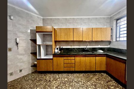 Casa à venda com 300m², 4 quartos e 8 vagasCozinha