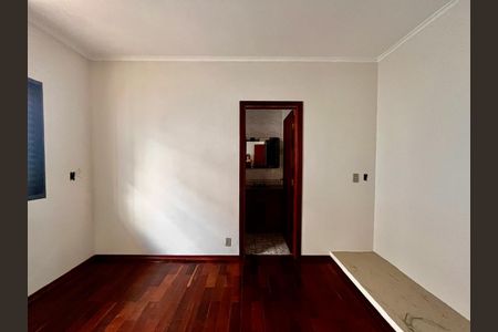 Casa à venda com 300m², 4 quartos e 8 vagasSuíte 2