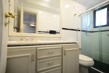 Apartamento à venda com 623m², 4 quartos e 6 vagasBanheiro da Suíte 1