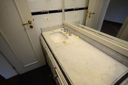 Apartamento à venda com 623m², 4 quartos e 6 vagasBanheiro da Suíte 1