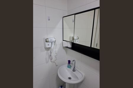 Banheiro de kitnet/studio à venda com 1 quarto, 30m² em Jardim Caravelas, São Paulo