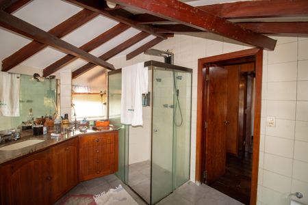 Casa à venda com 800m², 4 quartos e 6 vagasBanheiro da Suíte 1