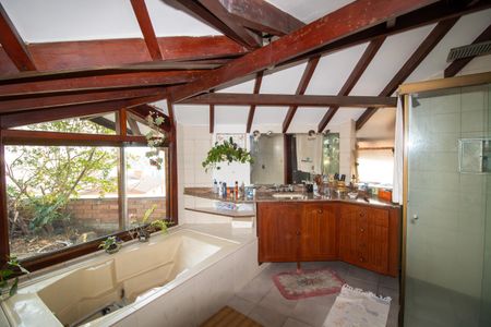 Casa à venda com 800m², 4 quartos e 6 vagasBanheiro da Suíte 1