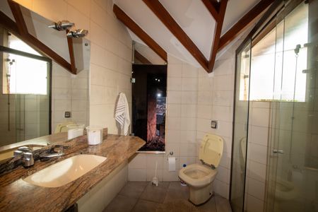 Casa à venda com 800m², 4 quartos e 6 vagasBanheiro da Suíte 2