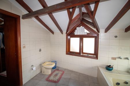 Casa à venda com 800m², 4 quartos e 6 vagasBanheiro da Suíte 1