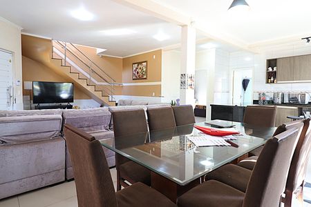 Casa para alugar com 200m², 4 quartos e 6 vagasSala