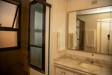 Apartamento à venda com 460m², 4 quartos e 5 vagasBanheiro da Suíte 2