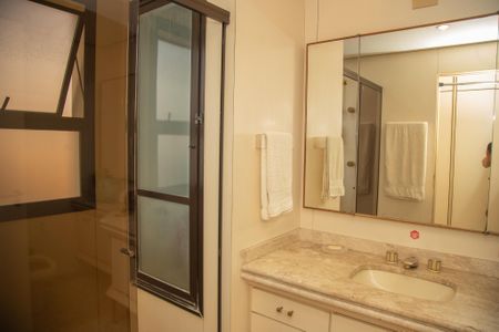 Apartamento à venda com 460m², 4 quartos e 5 vagasBanheiro da Suíte 2