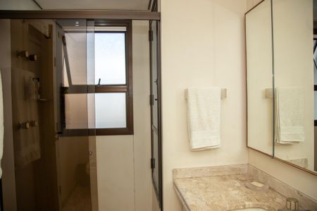 Apartamento à venda com 460m², 4 quartos e 5 vagasBanheiro da Suíte 2