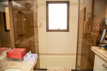 Apartamento à venda com 460m², 4 quartos e 5 vagasBanheiro da Suíte