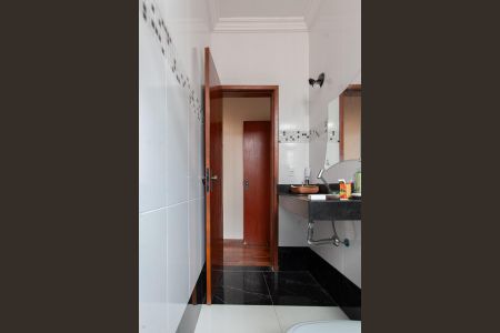 Casa à venda com 190m², 5 quartos e 2 vagas Casa à venda com 190m², 5 quartos e 2 vagasBanheiro Social 1