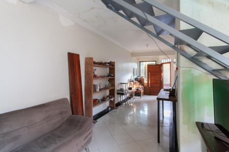 Casa à venda com 190m², 5 quartos e 2 vagas Casa à venda com 190m², 5 quartos e 2 vagasSala