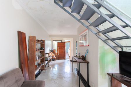 Casa à venda com 190m², 5 quartos e 2 vagas Casa à venda com 190m², 5 quartos e 2 vagasSala