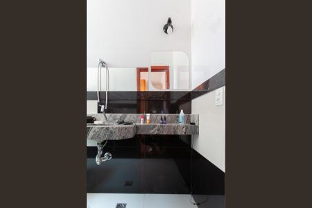 Casa à venda com 190m², 5 quartos e 2 vagas Casa à venda com 190m², 5 quartos e 2 vagasBanheiro da Suíte 2