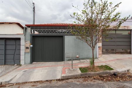 Casa à venda com 190m², 5 quartos e 2 vagas Casa à venda com 190m², 5 quartos e 2 vagasFachada