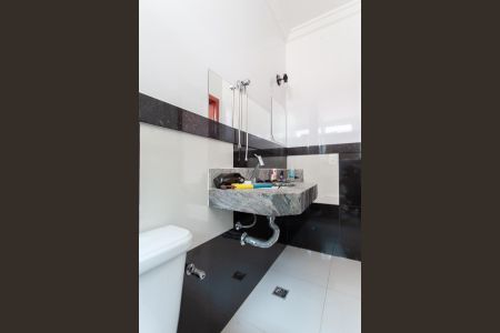 Casa à venda com 190m², 5 quartos e 2 vagas Casa à venda com 190m², 5 quartos e 2 vagasBanheiro da Suíte 2