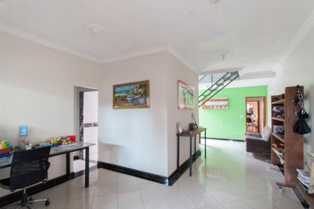 Casa à venda com 190m², 5 quartos e 2 vagas Casa à venda com 190m², 5 quartos e 2 vagasSala