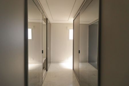 Apartamento para alugar com 238m², 4 quartos e 4 vagas Apartamento para alugar com 238m², 4 quartos e 4 vagasCloset da Suíte 2