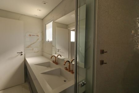 Apartamento para alugar com 238m², 4 quartos e 4 vagas Apartamento para alugar com 238m², 4 quartos e 4 vagasBanheiro da Suíte 1