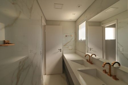 Apartamento para alugar com 238m², 4 quartos e 4 vagas Apartamento para alugar com 238m², 4 quartos e 4 vagasBanheiro da Suíte 1