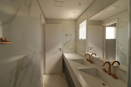 Apartamento para alugar com 238m², 4 quartos e 4 vagas Apartamento para alugar com 238m², 4 quartos e 4 vagasBanheiro da Suíte 1