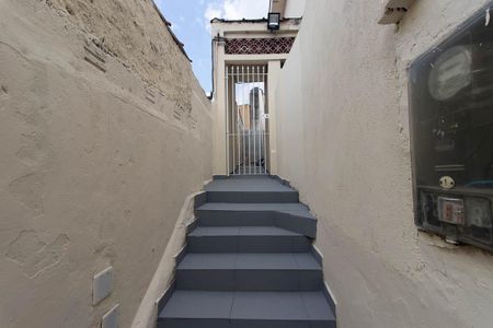 Casa para alugar com 75m², 2 quartos e 1 vaga Casa para alugar com 75m², 2 quartos e 1 vagaEscada de entrada