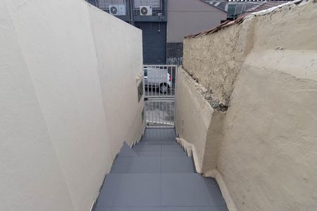 Casa para alugar com 75m², 2 quartos e 1 vaga Casa para alugar com 75m², 2 quartos e 1 vagaEscada de entrada