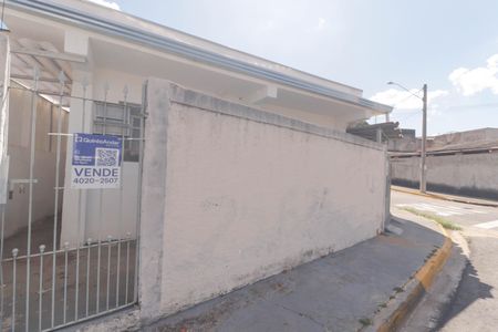 Casa à venda com 60m², 3 quartos e 1 vaga Casa à venda com 60m², 3 quartos e 1 vagaFachada
