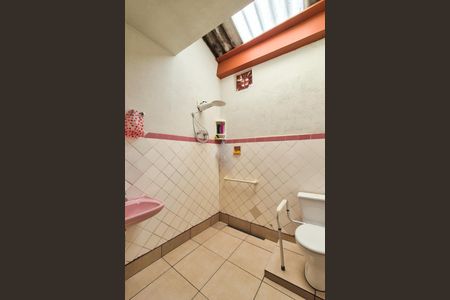 Casa à venda com 303m², 2 quartos e 1 vagaBanheiro de serviço