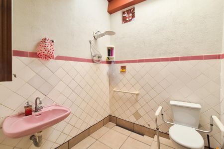 Casa à venda com 303m², 2 quartos e 1 vagaBanheiro de serviço