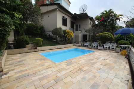 Casa de condomínio à venda com 144m², 3 quartos e 2 vagasPiscina