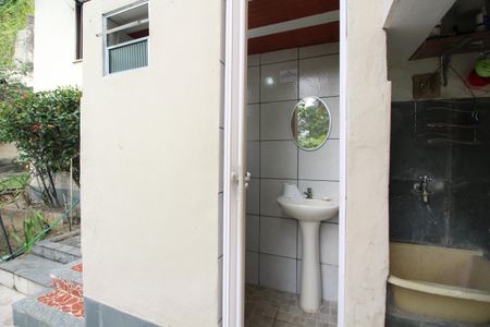 Casa de condomínio à venda com 144m², 3 quartos e 2 vagasBanheiro de Serviço