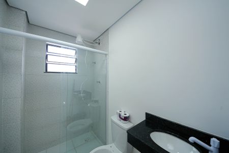 Banheiro de kitnet/studio para alugar com 1 quarto, 22m² em Vila Paulo Silas, São Paulo