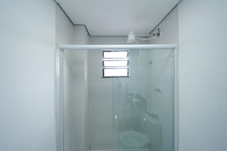 Banheiro de kitnet/studio para alugar com 1 quarto, 22m² em Vila Paulo Silas, São Paulo