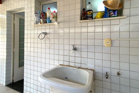 Apartamento à venda com 274m², 4 quartos e 3 vagas Apartamento à venda com 274m², 4 quartos e 3 vagasÁrea de Serviço