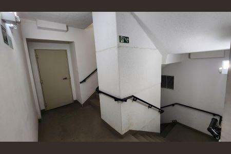 Apartamento para alugar com 64m², 2 quartos e 1 vaga Apartamento para alugar com 64m², 2 quartos e 1 vagaEscada