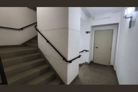 Apartamento para alugar com 64m², 2 quartos e 1 vaga Apartamento para alugar com 64m², 2 quartos e 1 vagaEscada