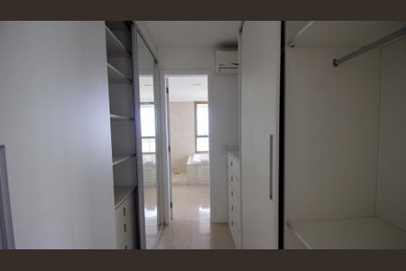 Apartamento à venda com 268m², 3 quartos e 3 vagasCloset da Suíte 1